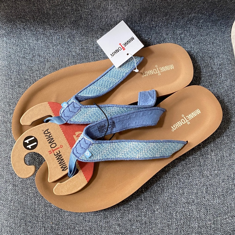 MINNETONKA Fabric Flip Flops - Picture 5 of 7